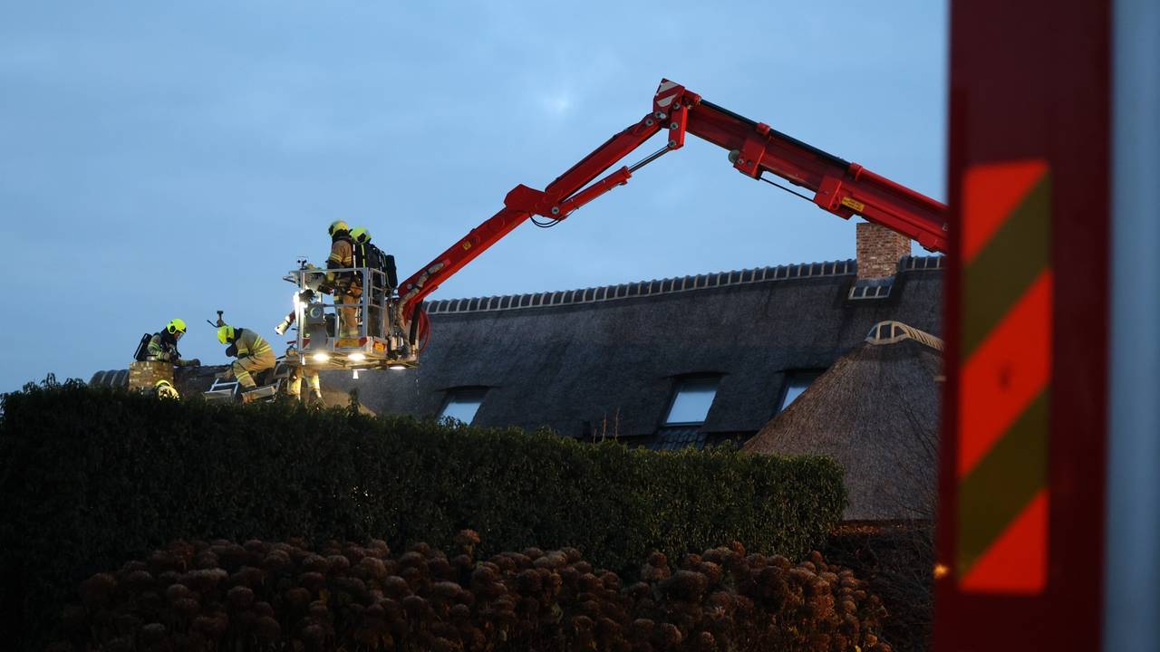 De brandweer is druk doende (foto: Sander van Gils/SQ Vision).