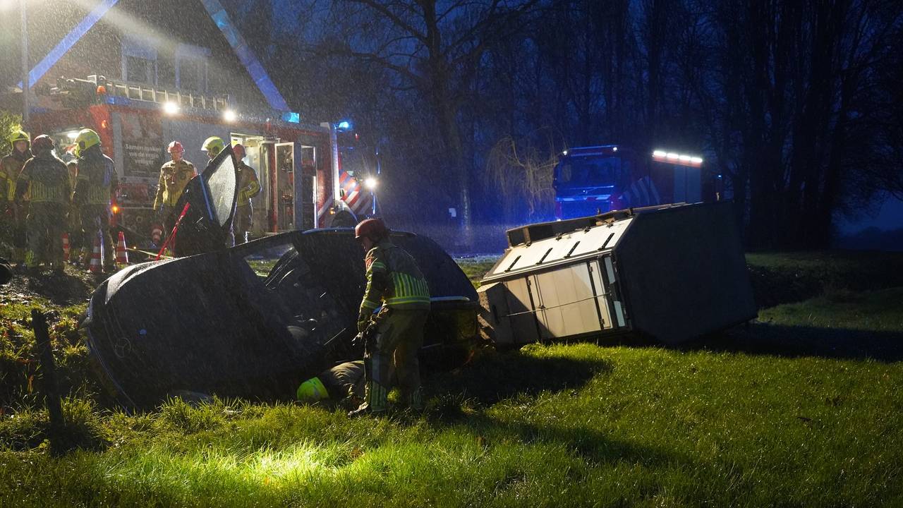 Het ging rond acht uur mis op de Groenendijk in Oosteind (foto: Jeroen Stuve/SQ Vision).