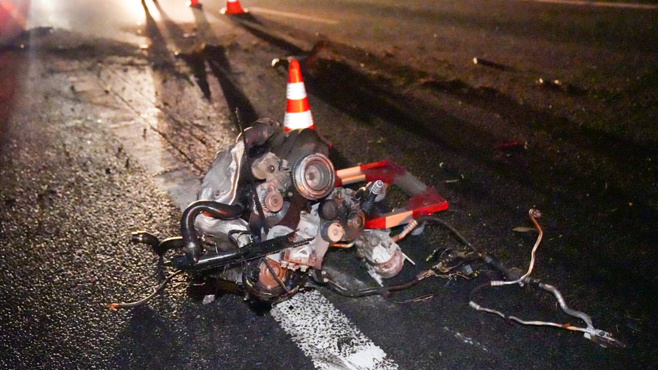 Het motorblok schoot op de A67 bij Mierlo uit de gecrashte auto (foto: Harrie Grijseels/SQ Vision).