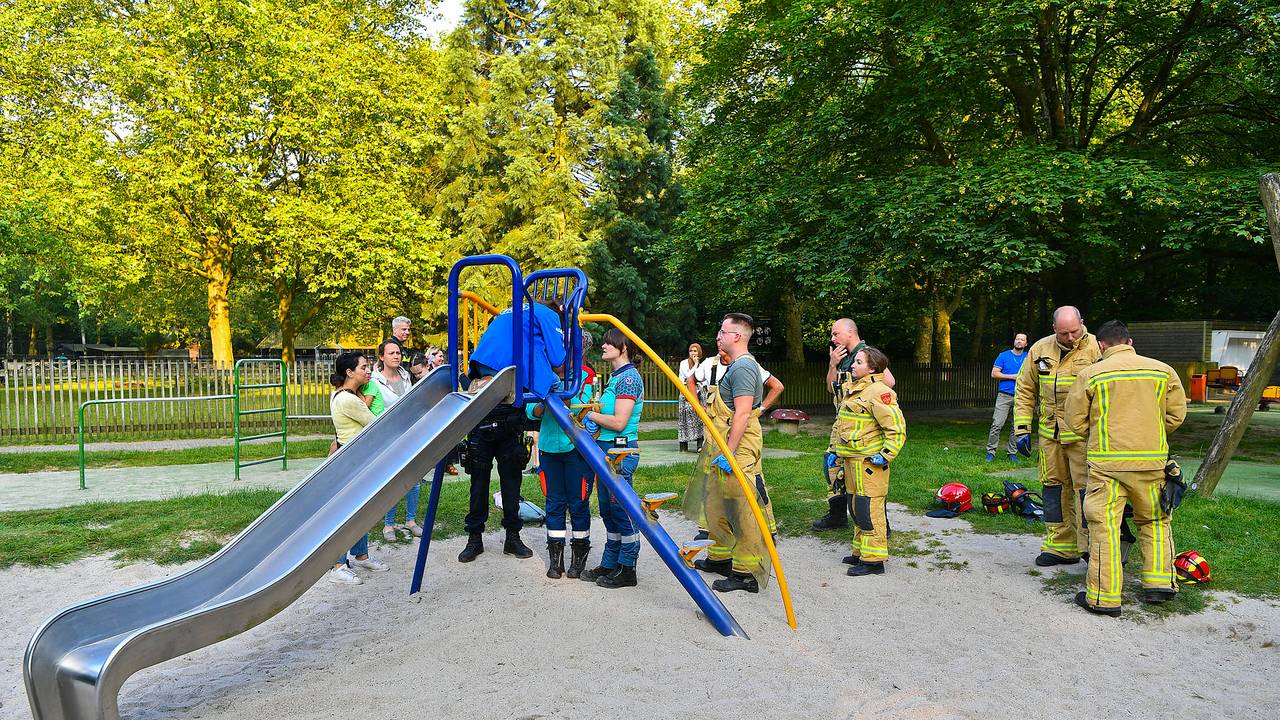 Hulpverleners proberen het meisje gerust te stellen en te helpen (foto: Rico Vogels/SQ Vision Mediaprodukties).