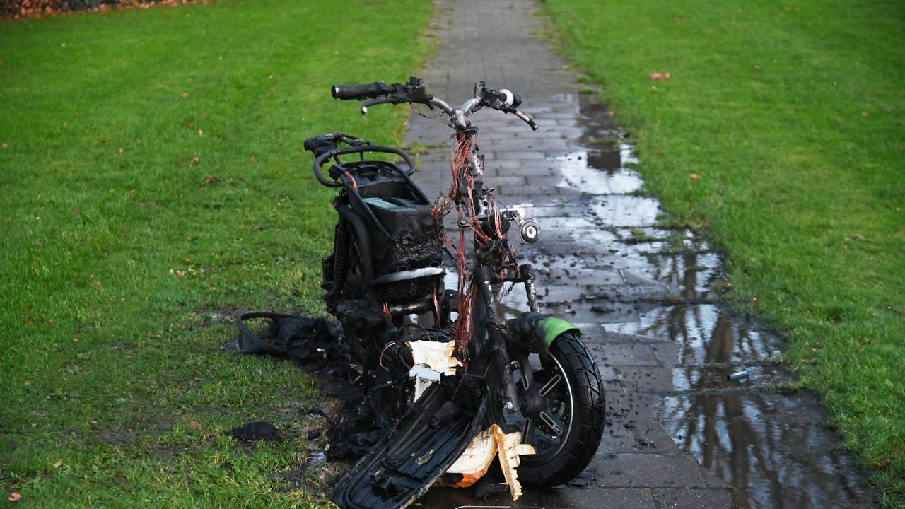 De door brand zwaar beschadigde deelscooter (foto: Perry Roovers/SQ Vision).