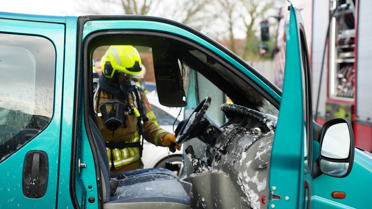 Busje uitgebrand (foto: Erik Haverhals/SQ Vision).
