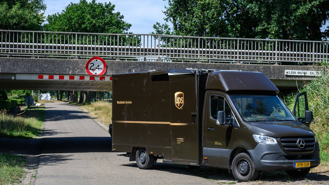UPS bus rijdt tegen te lage brug (foto: Tom van der Put / Persbureau Heitink).