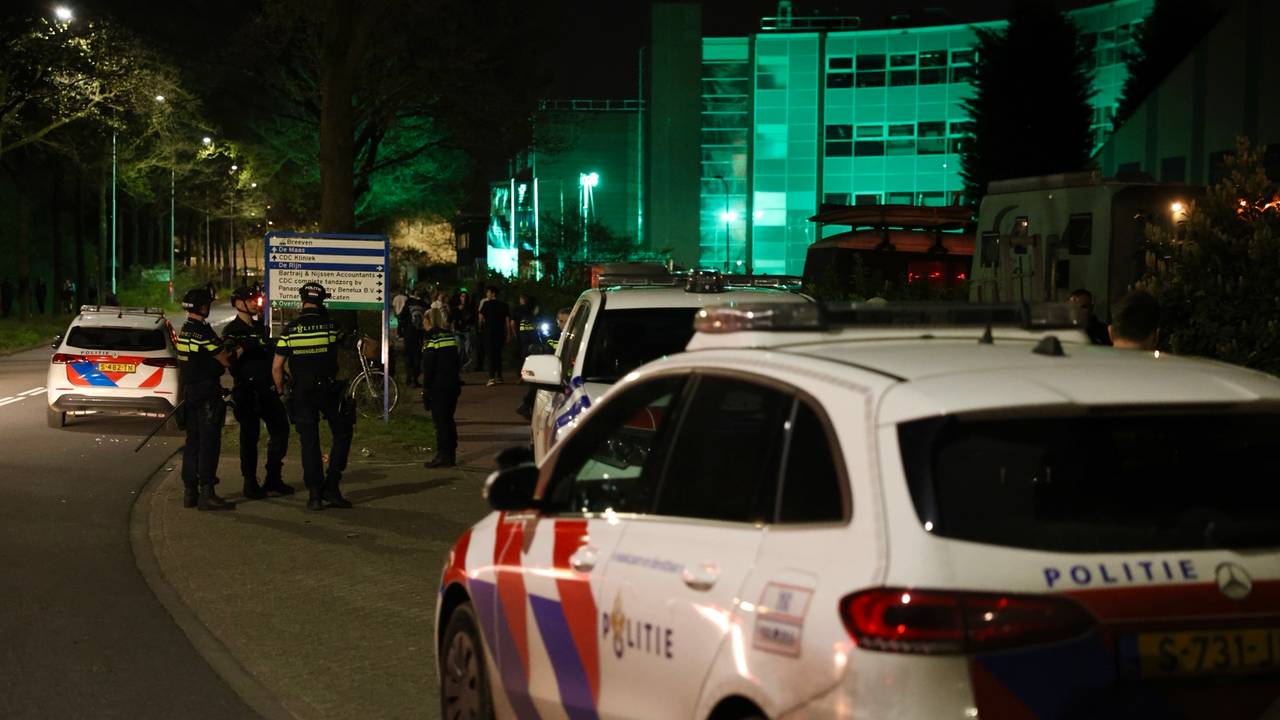 De politie trad met meerdere eenheden op tegen de illegale feestgangers in Best.