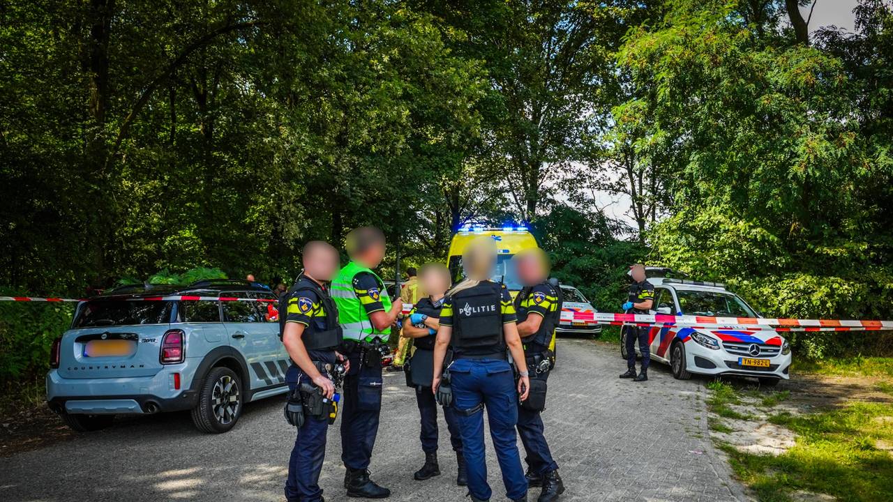 Agenten overleggen met elkaar, voor en achter afzetlint (foto: SQ Vision).