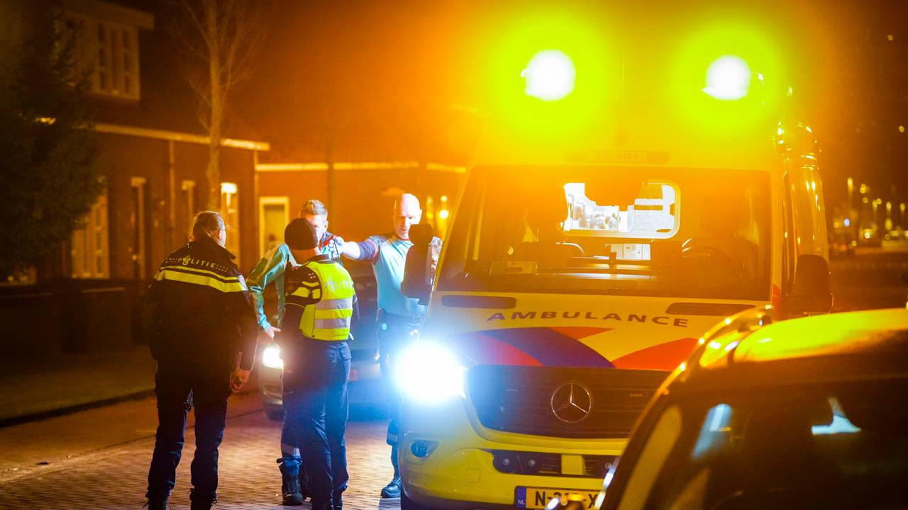 De bewoonster van het appartement waar de brand woedde, werd nagekeken in een ambulance (foto: SQ Vision).