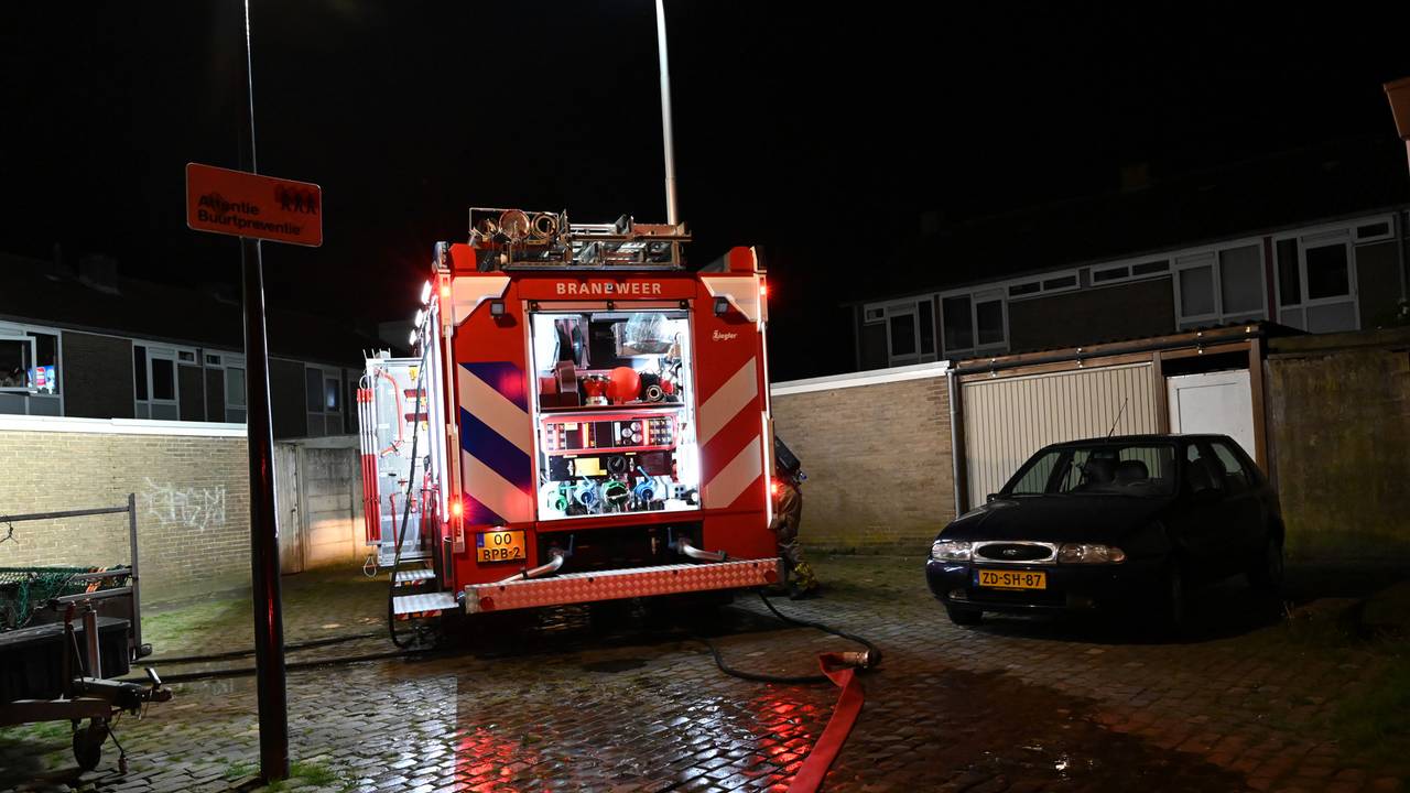 De brandweer was lange tijd bezig om de brand aan het Leeuwenhof onder controle te krijgen (foto: Perry Roovers/SQ Vision).