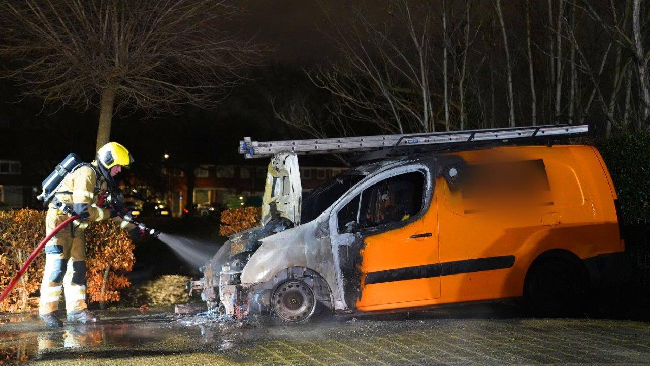 Het busje aan De Oever in Den Bosch brandde deels uit (foto: Bart Meesters/Meesters Multi Media/SQ Vision).