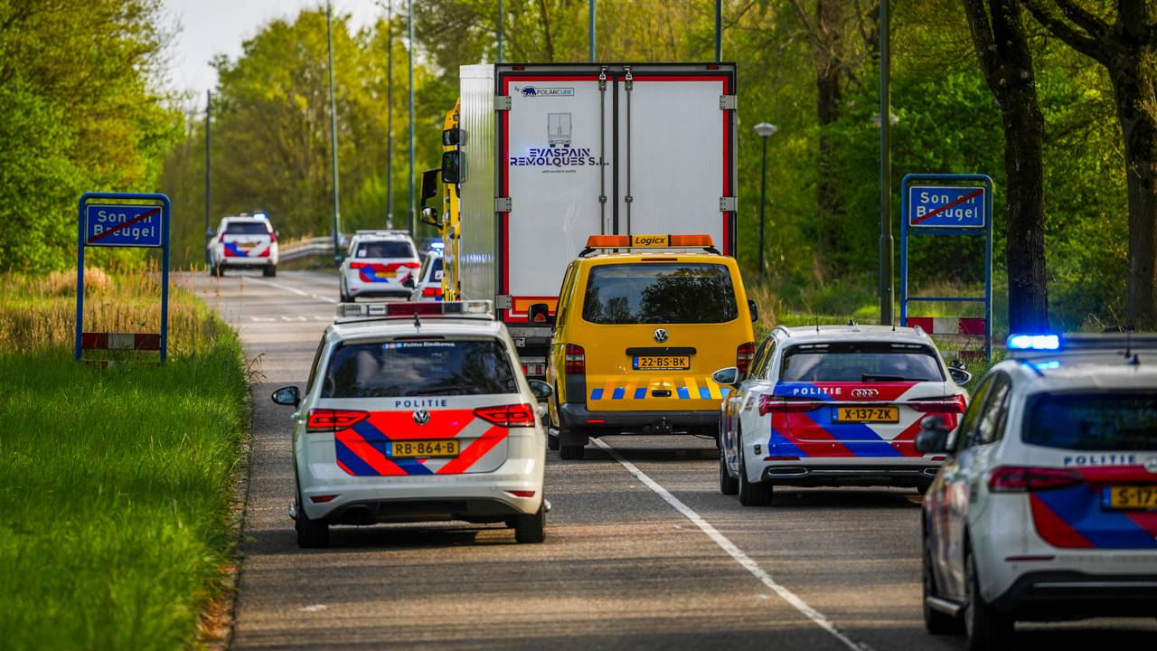 De vrachtwagen wordt onder begeleiding afgevoerd (SQ Vision).