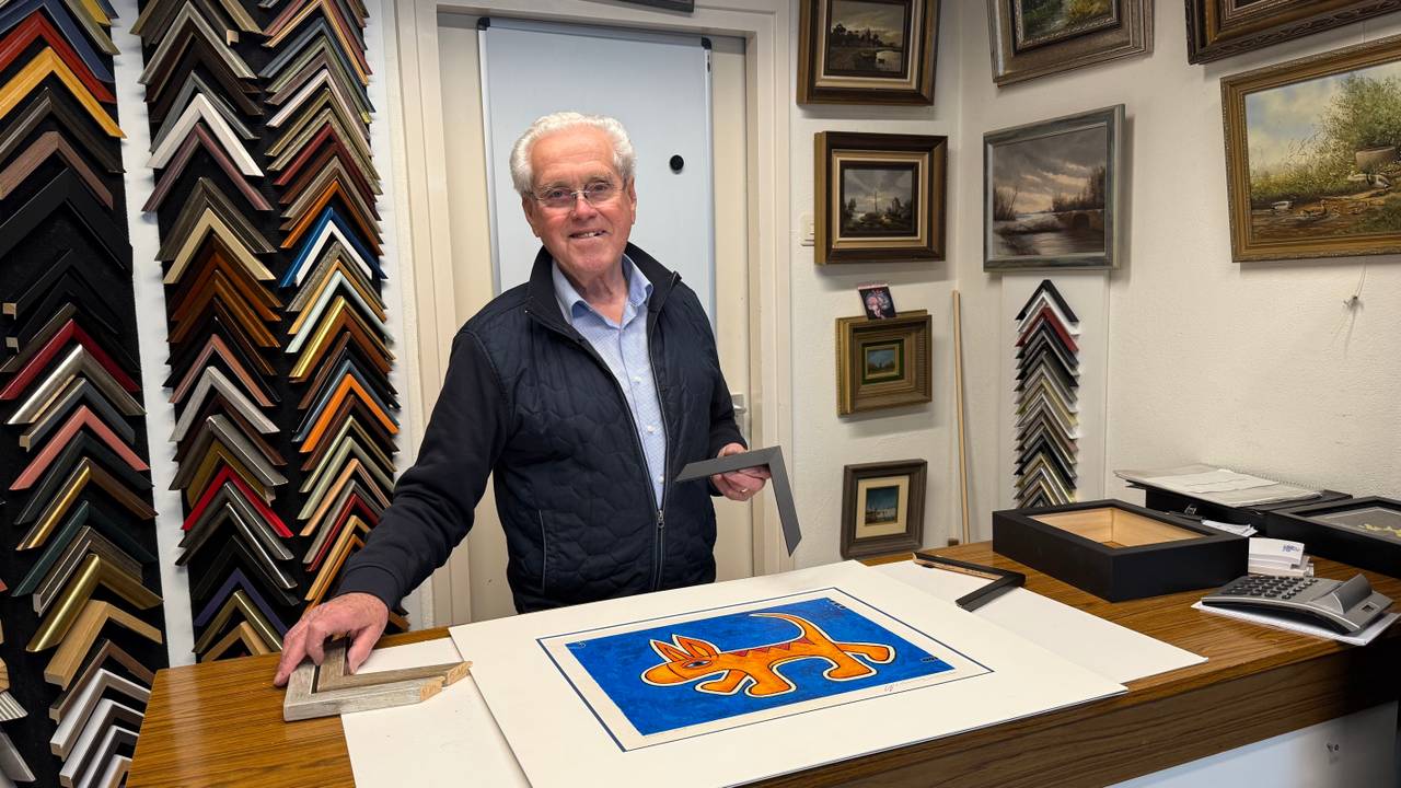 Jos (82) maakt al 47 jaar schilderijlijsten en wil het ambacht graag doorgeven (foto: Megan Hanegraaf).
