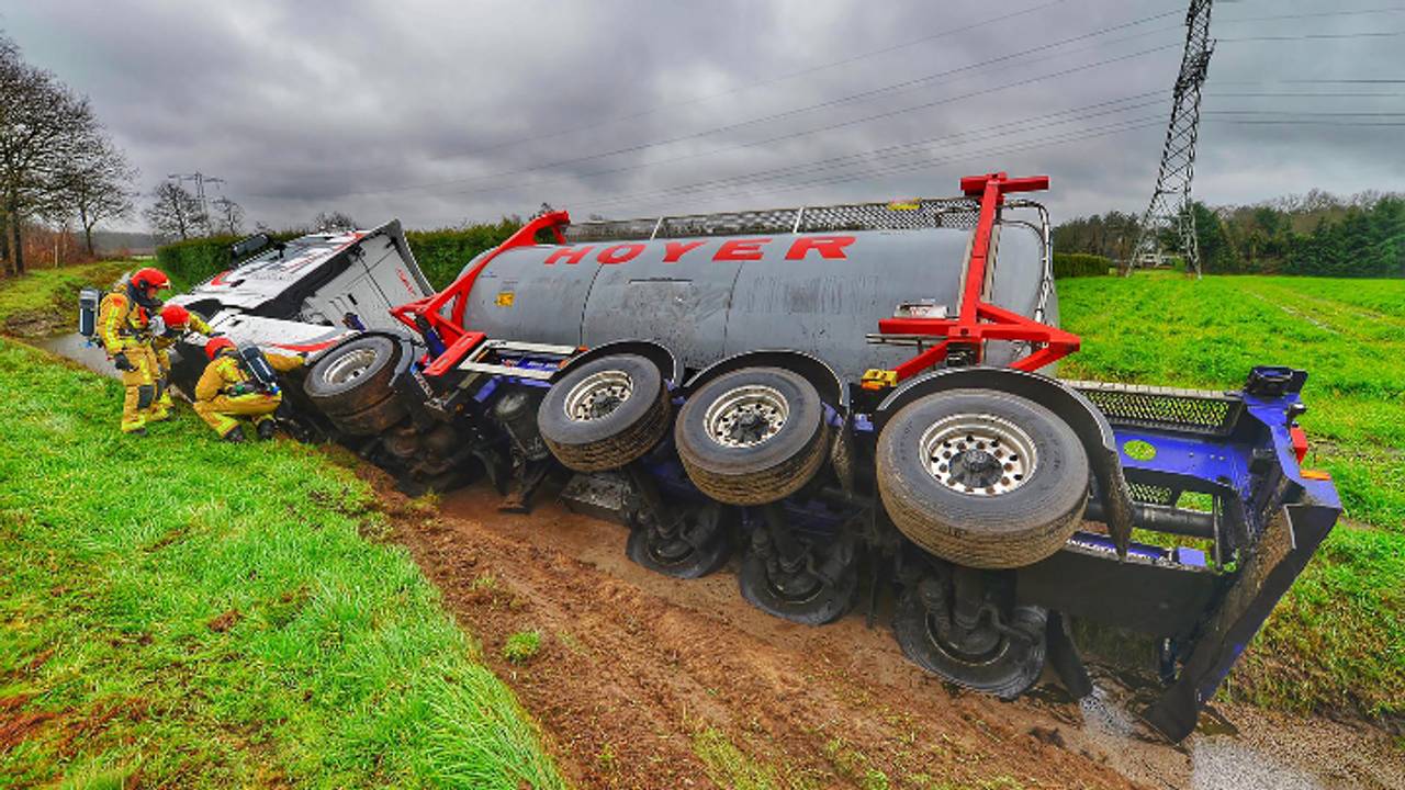 De tankwagen belandde in een sloot (foto: Rico Vogels / SQ Vision).