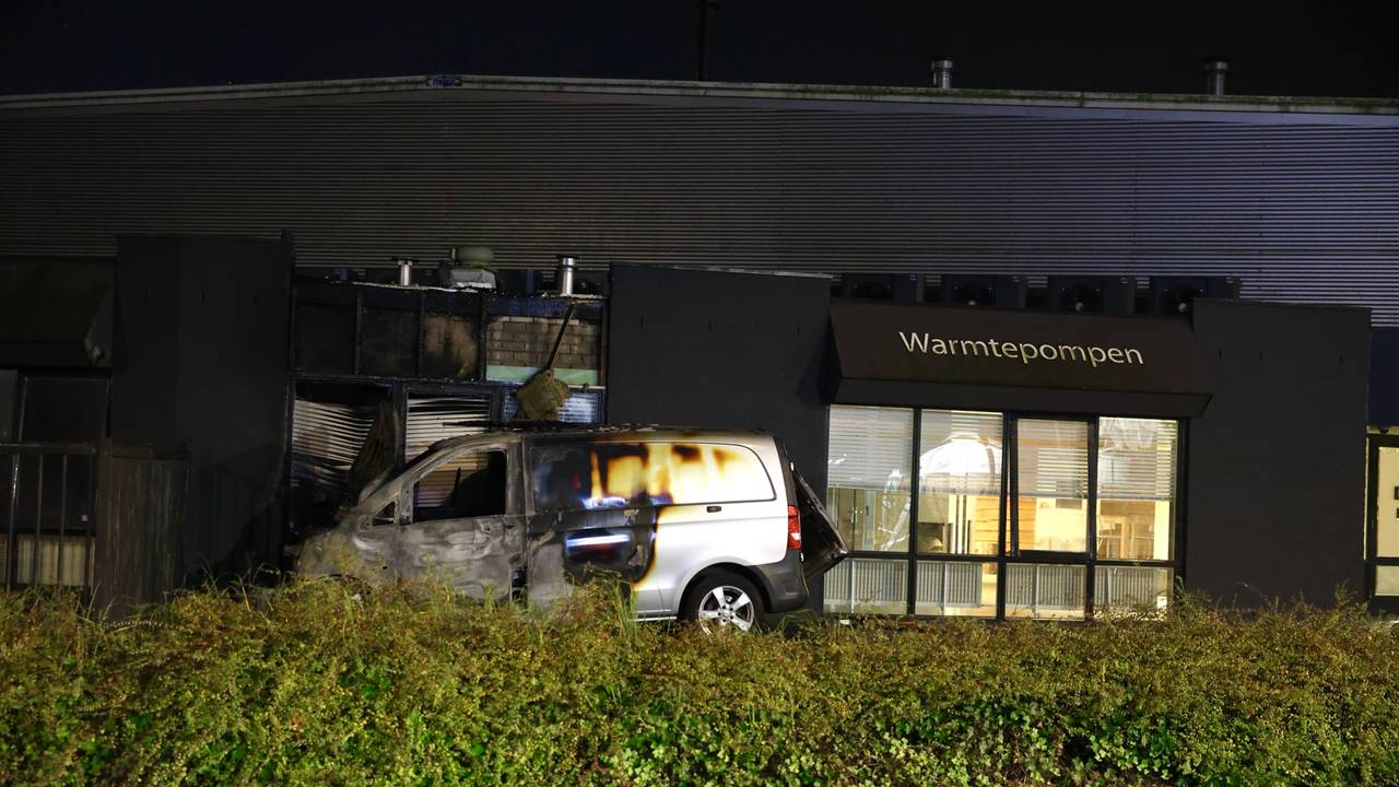 Het vuur sloeg over naar het bedrijfsgebouw aan de Schouwrooij in Boxtel (foto: Sander van Gils/SQ Vision).