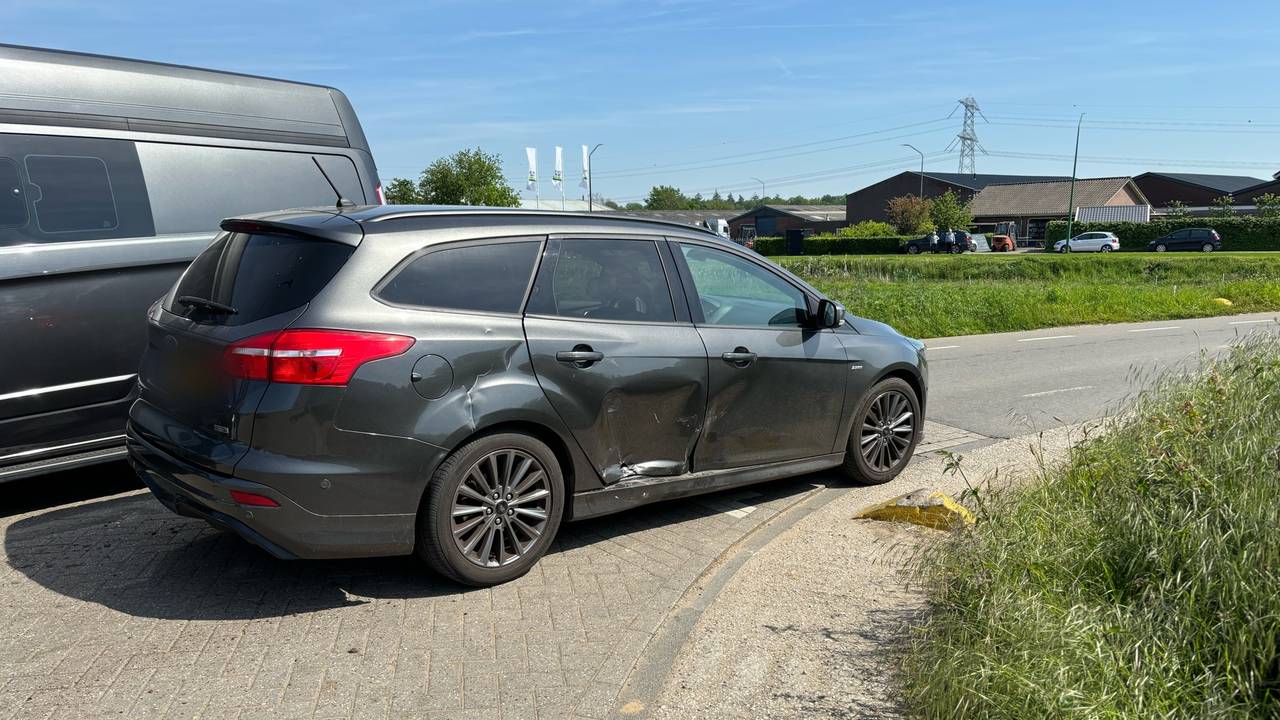Hoe het ongeluk op de Achterdijk in Mill kon gebeuren, wordt onderzocht (foto: Marco van den Broek/SQ Vision).