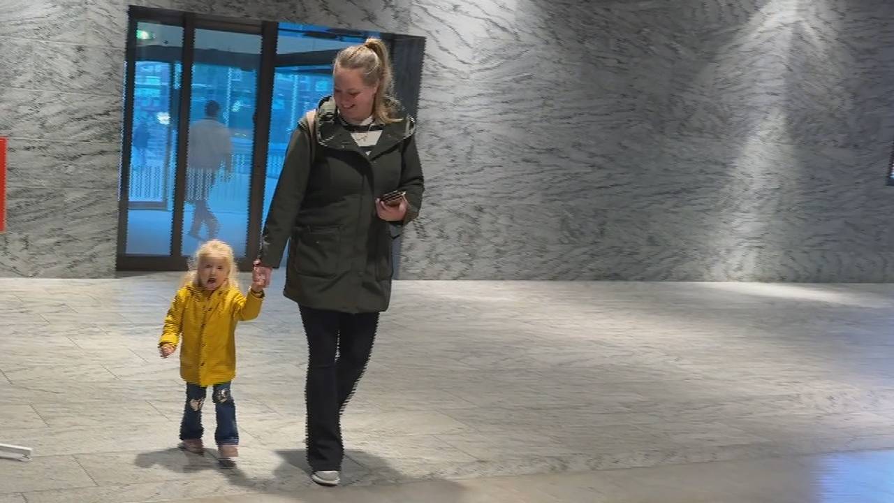 Emma (2) mag mee met mama stemmen (foto: Eva de Schipper).