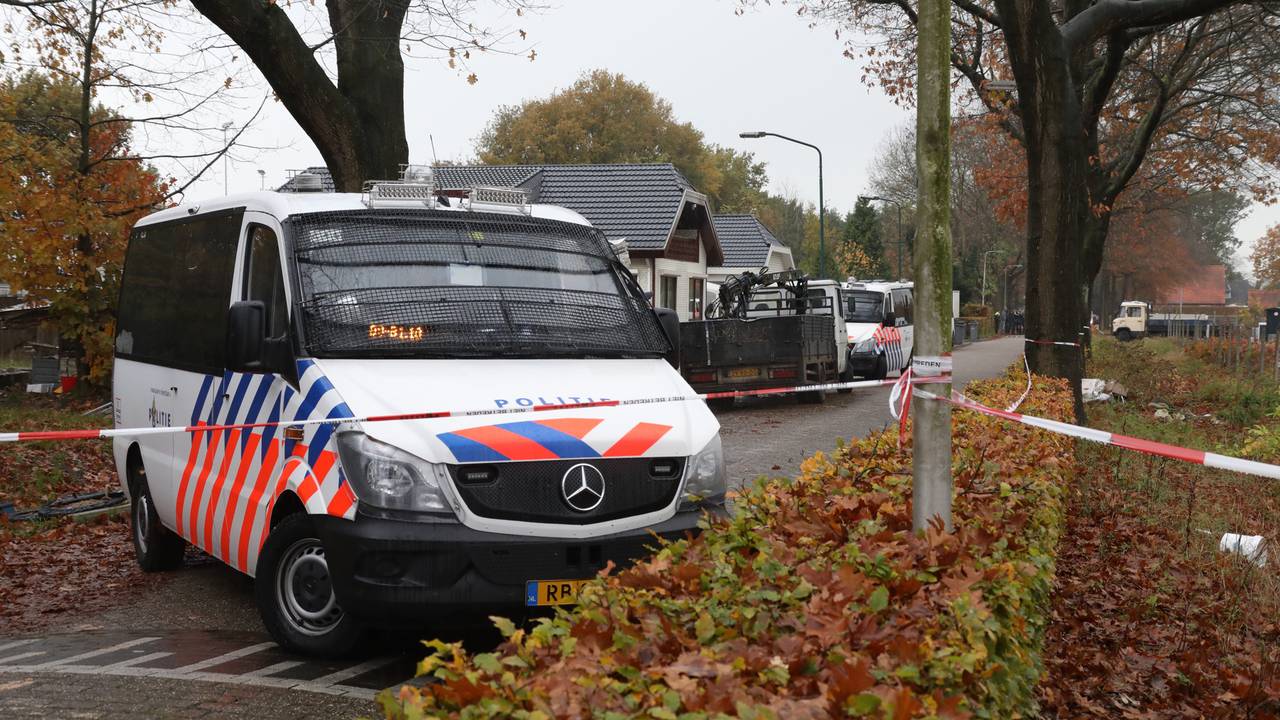 De politie houdt een actie op het woonwagenkamp (foto: Gabor Heeres/SQ Vision Mediaprodukties).