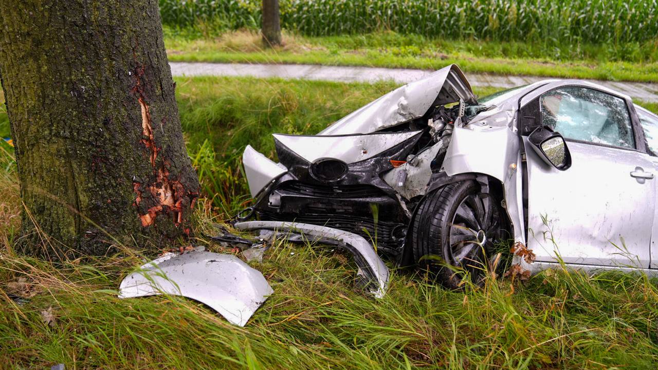 De auto kwam in een sloot terecht, nadat eerst een boom was geraakt (foto: Harrie Grijseels/SQ Vision).