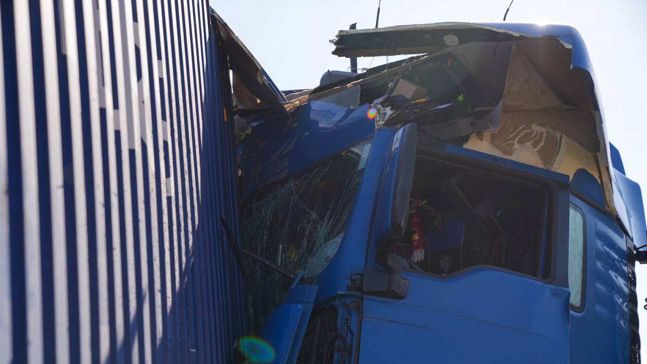 Vrachtwagenchauffeur heeft engeltje op schouder: ongedeerd na fikse botsing.