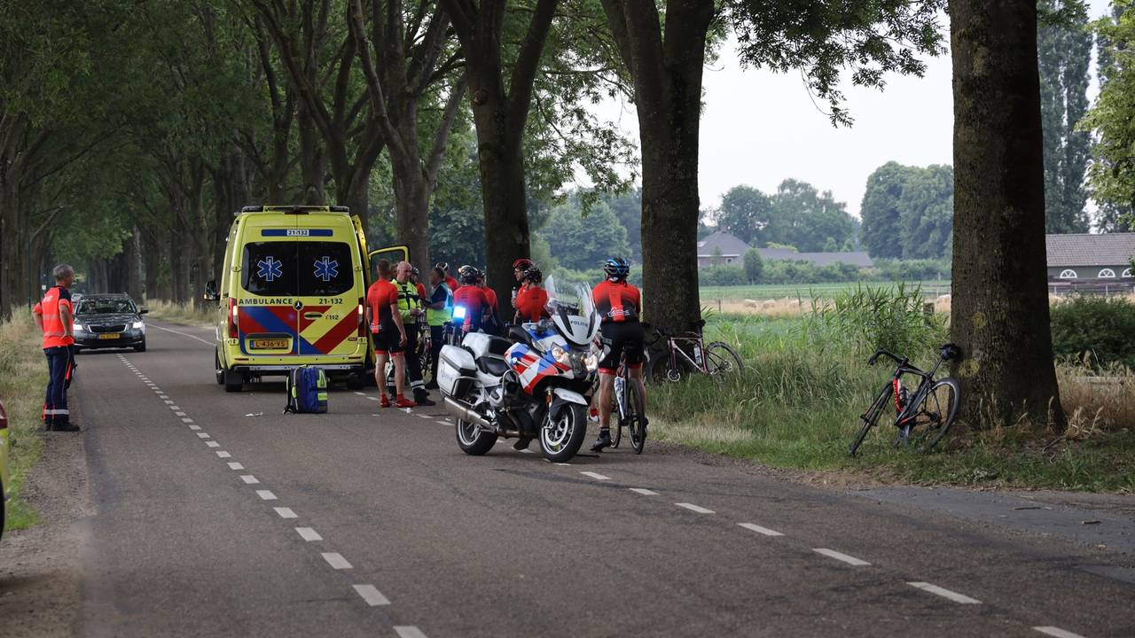 De wielrenner liep bij zijn val op de Laageindsedijk in Rijkevoort een flinke hoofdwond op (foto: Marco van den Broek/SQ Vision).