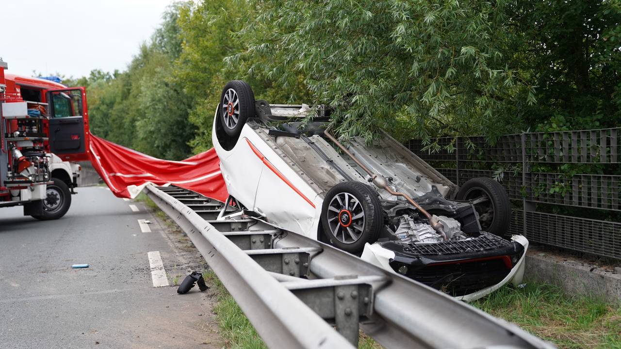 Bestuurder van auto, vrouw van 70, komt om het leven bij ongeluk