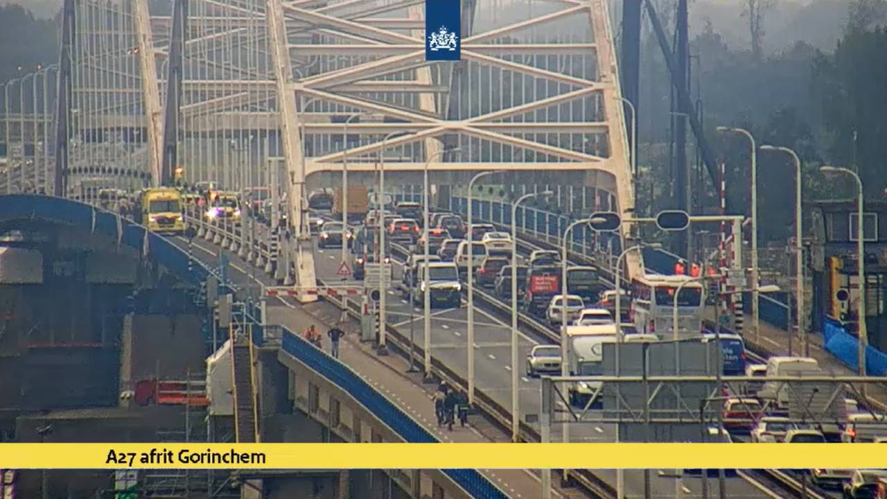 Fietser onderuit gegaan op de Merwedebrug: flinke vertraging vanuit Breda