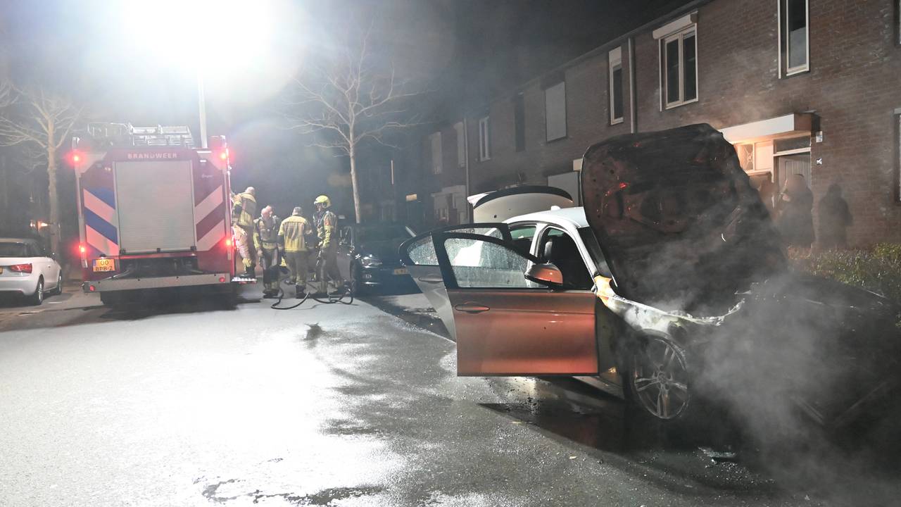 De brandweer was er snel bij, maar kon niet voorkomen dat de auto in de Kesterenlaan in Breda verloren ging (foto: Perry Roovers/SQ Vision). 