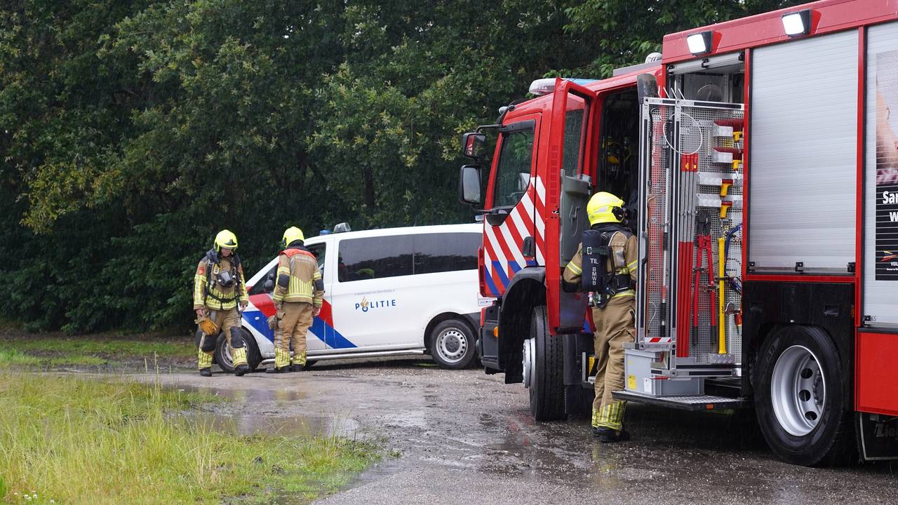 De brandweer heeft de vaten rechtgezet en de politie doet onderzoek (foto: Jeroen Stuve/SQ Vision).