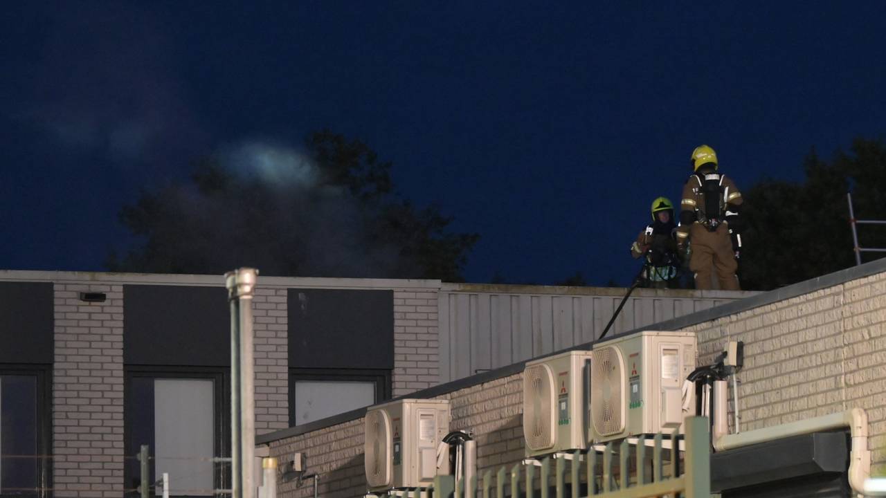 Omdat er rook uit het dak kwam, moest de brandweer het dak op (foto: Perry Roovers/SQ Vision).