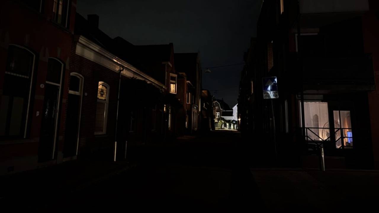 De Telefoonstraat in Tilburg moet het al weken doen zonder straatverlichting (foto: Edita Saakian).