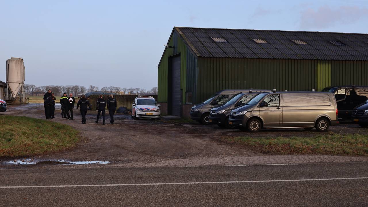 Agenten bij de mogelijke productielocatie voor drugs (Foto: SQ Vision/Kevin Kanters).