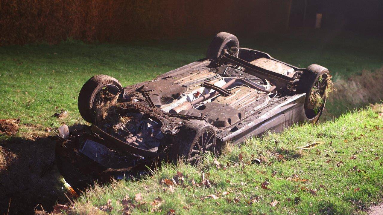 Een bergingsbedrijf werd opgeroepen om de auto uit de Haarense sloot te halen (foto: Bart Meesters).
