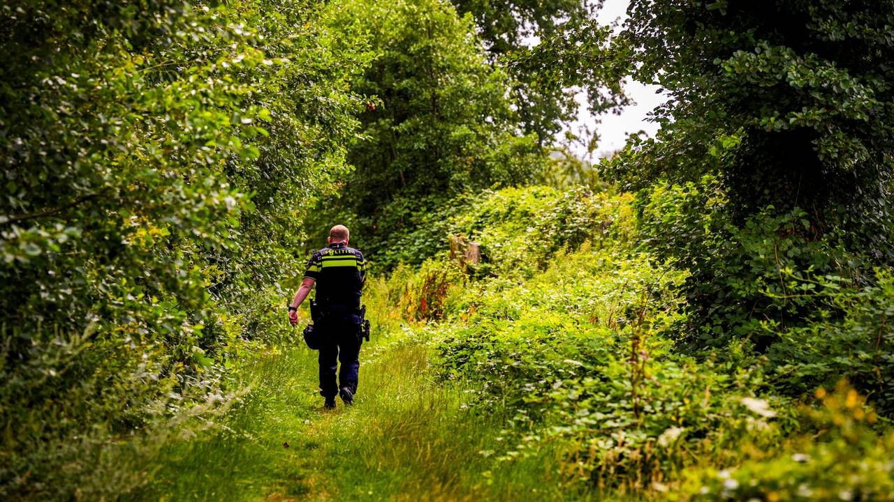 De politie doorzocht een bosgebied aan de Wolvendijk in Eindhoven (foto: SQ Vision).