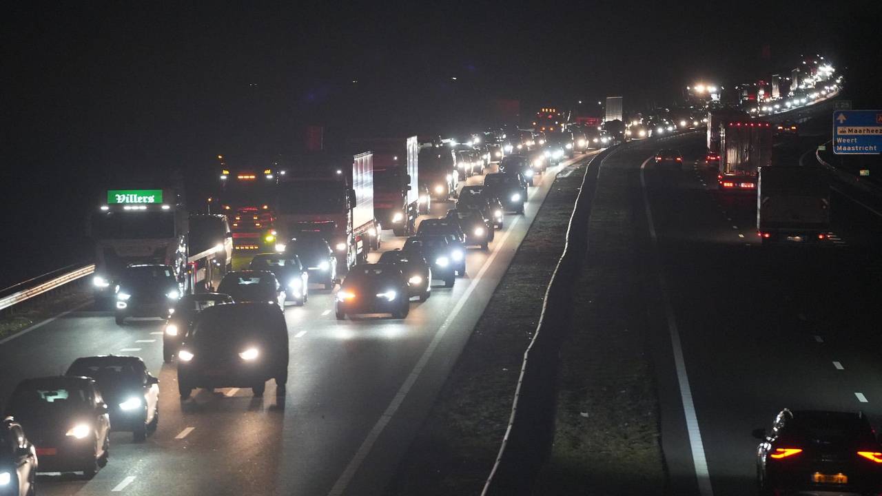 De kop-staartbotsing leidde tot een kilometerslange file vanuit Limburg (foto: WdG/SQ Vision).