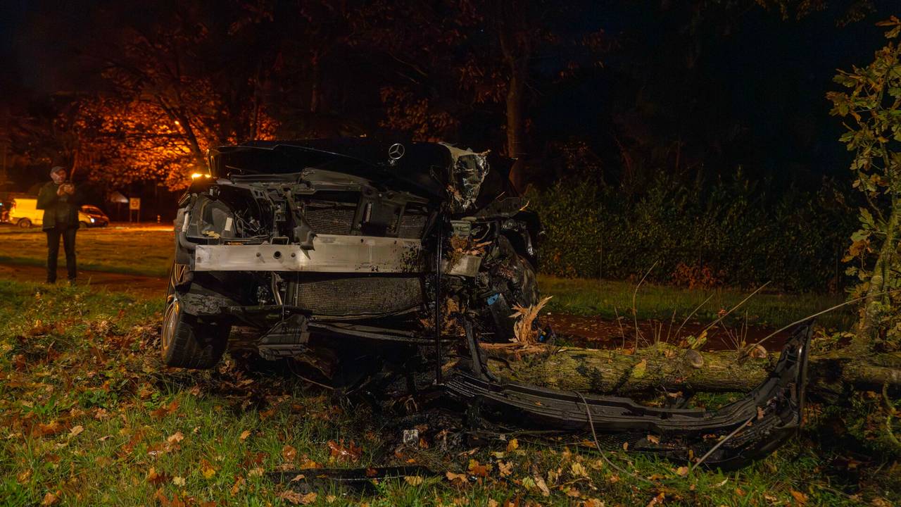 gewonde bij botsing tegen boom • explosie bij huis.