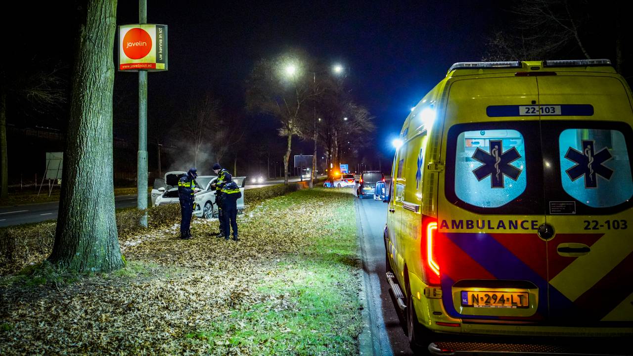 De bestuurder is enige tijd in een ambulance behandeld en vervolgens naar een ziekenhuis gebracht (foto: SQ Vision).