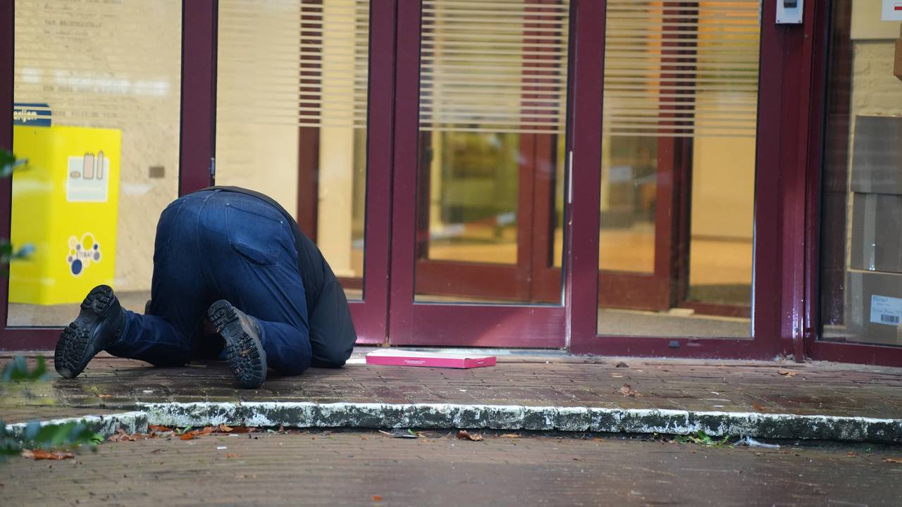 Het gemeentehuis moest worden ontruimd om een verdacht pakketje (foto: Erik Haverhals/SQ Vision).