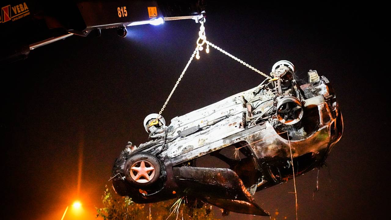 Een bergingsbedrijf takelde de gecrashte auto (foto: Sem van Rijssel/SQ Vision).