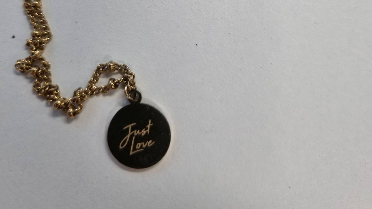 Wie weet van wie deze 'Just love'-ketting is? (foto: Facebook politie basisteam Tilburg-Centrum).