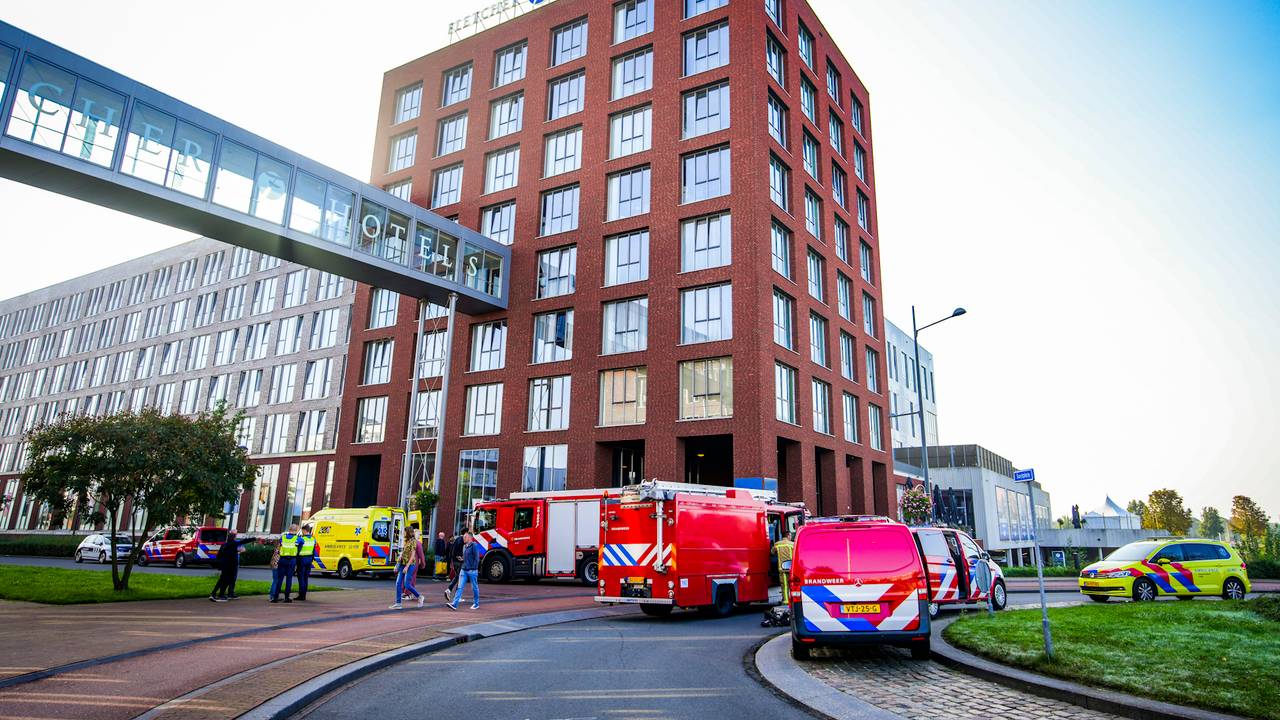 Diverse hulpdiensten kwamen zaterdagochtend naar het Fletcher Hotel in Helmond (foto: SQ Vision).
