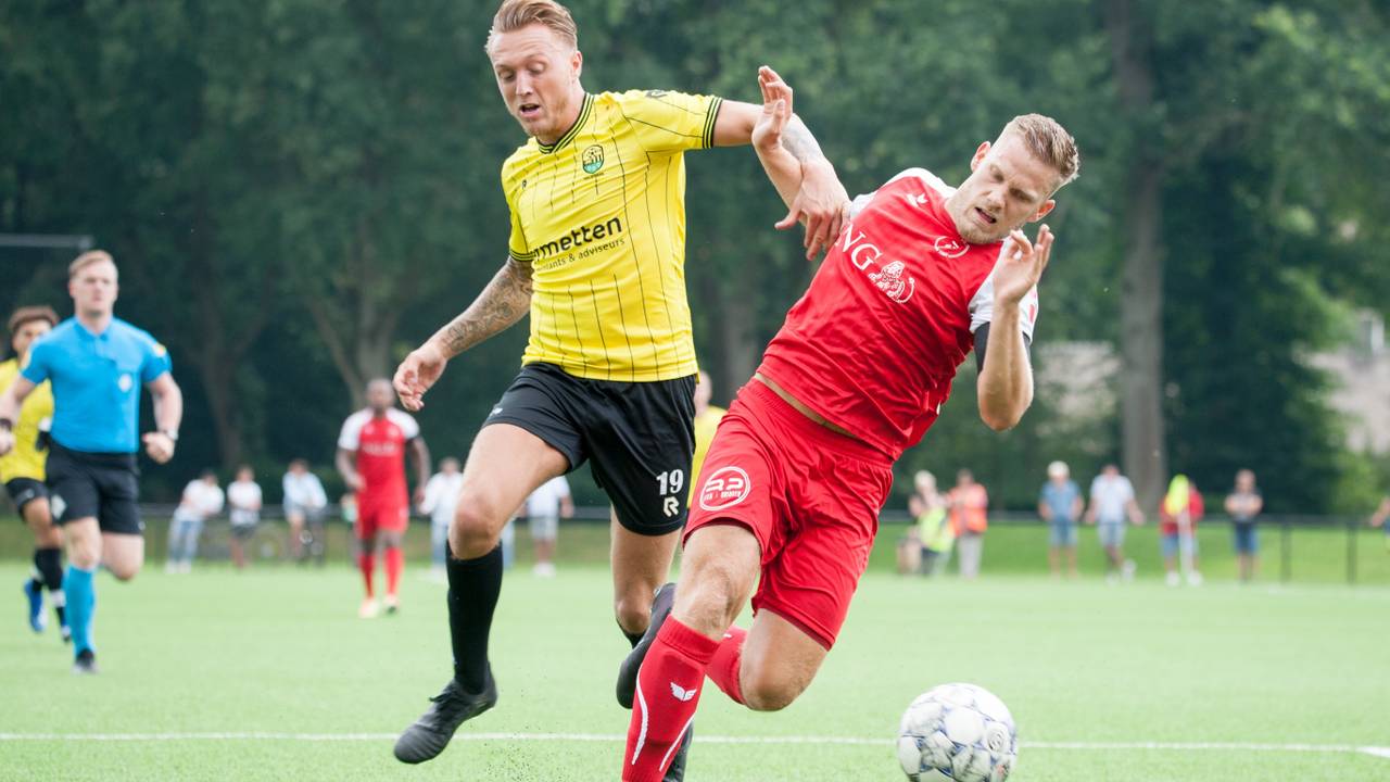 Thomas van der Spel van Halsteren (links) in duel met Jelle Klap van Goes (rechts) toen er nog gevoetbald werd