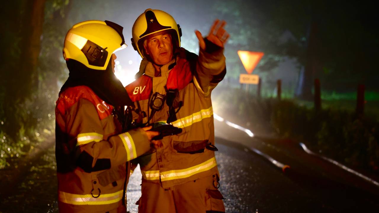 De brandweer is nog geruime tijd bezig met nablussen (foto: Sander van Gils/SQ Vision).