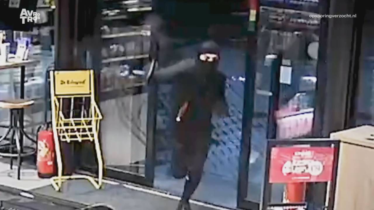 De overvaller komt al schietend het tankstation binnen (beeld: Opsporing Verzocht)