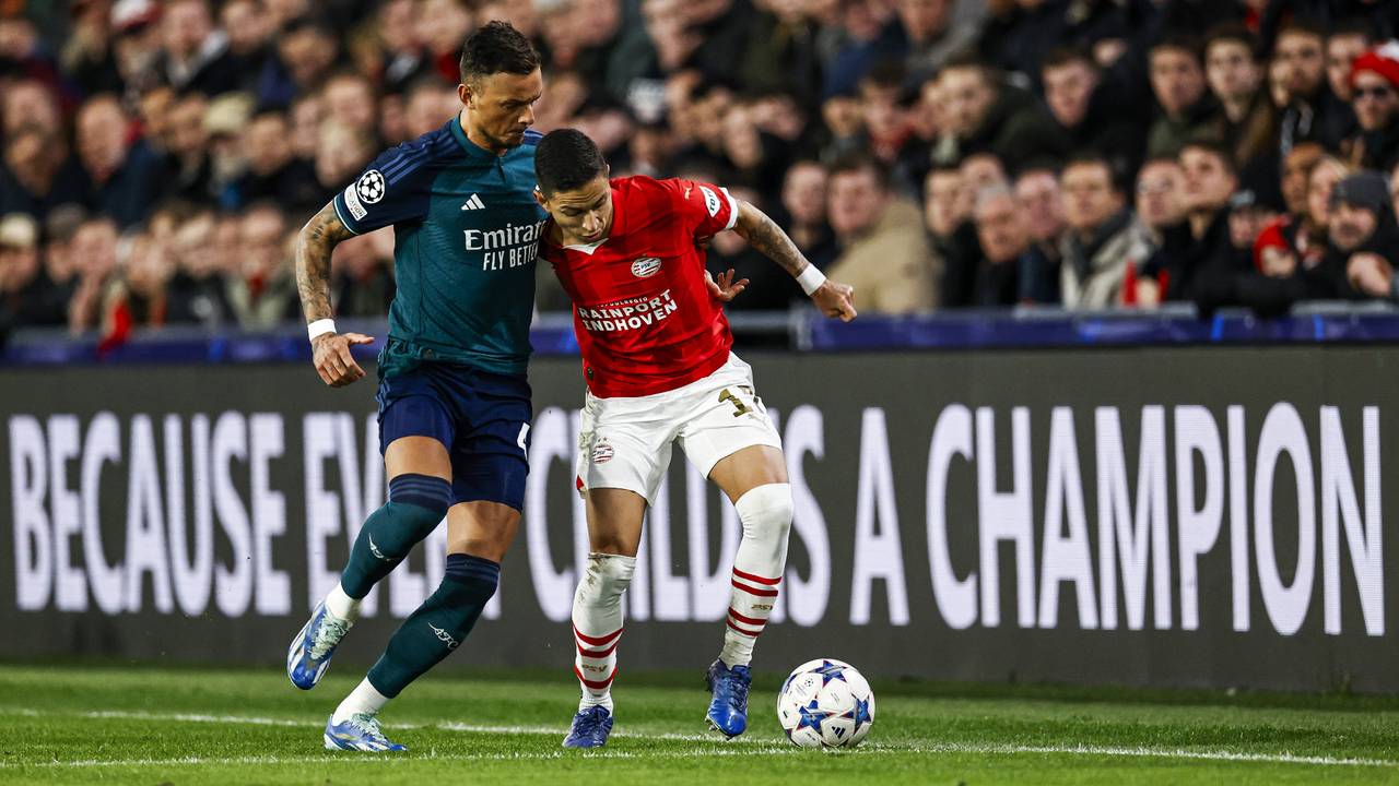 Mauro Júnior in duel met Declan Rice van Arsenal (foto: ANP).