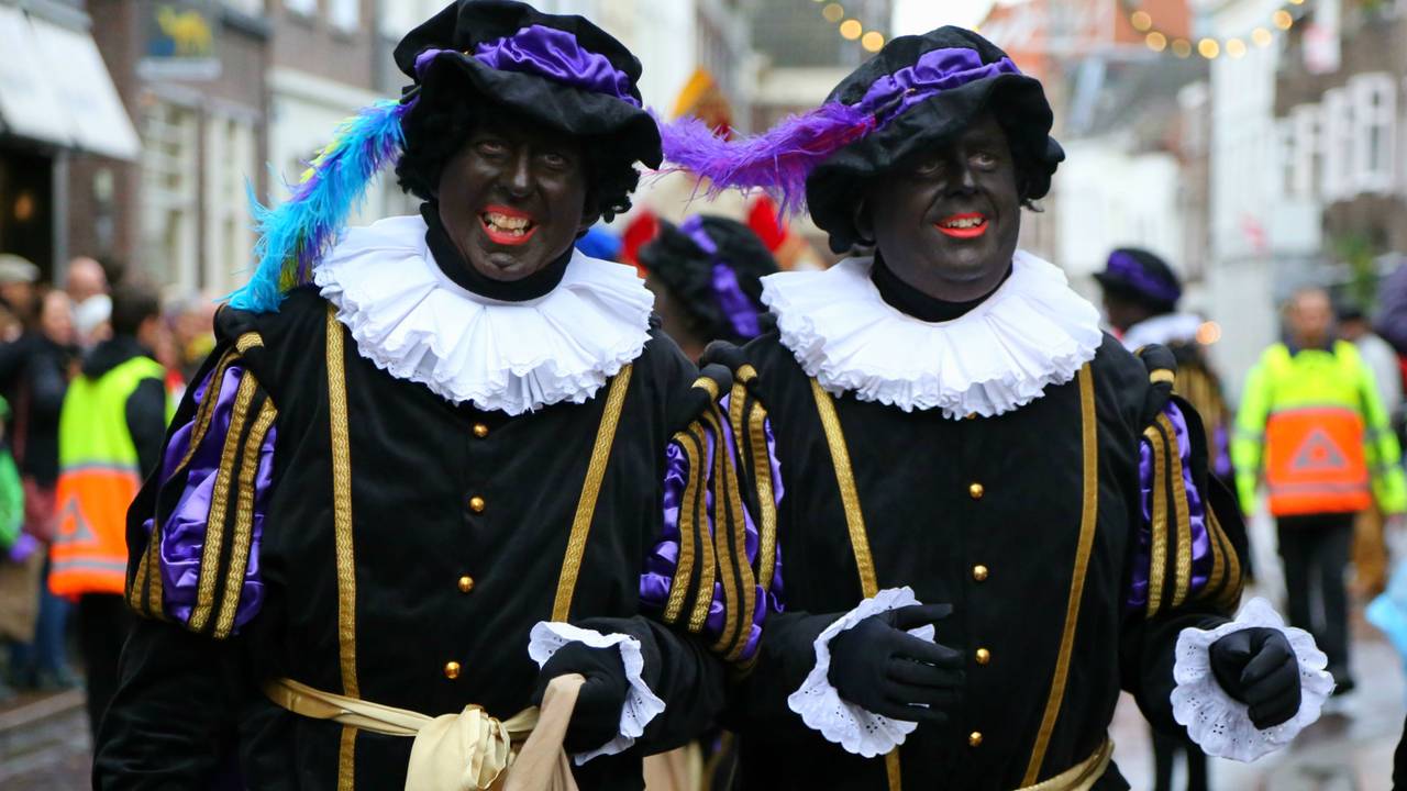 Zwarte Pieten tijdens de intocht in Den Bosch