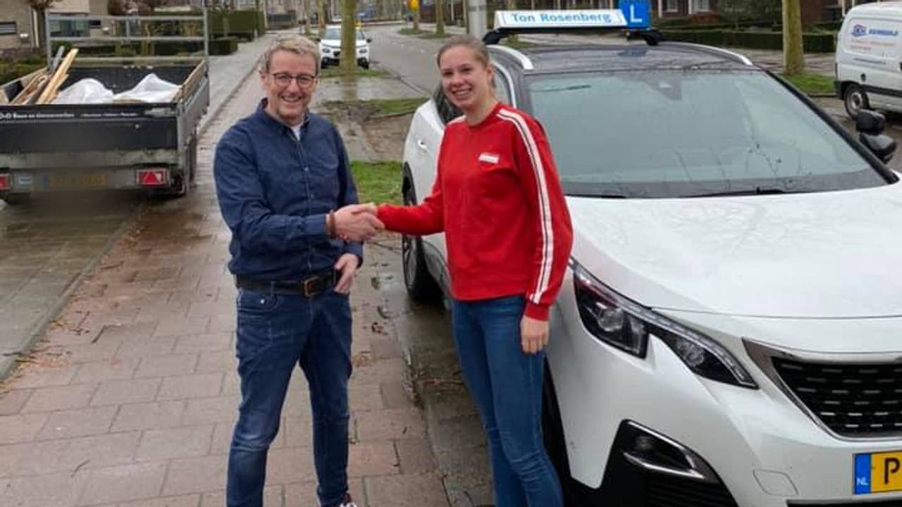 Ton Rosenberg met een van de laatst geslaagde leerlingen voor de coronacrisis.