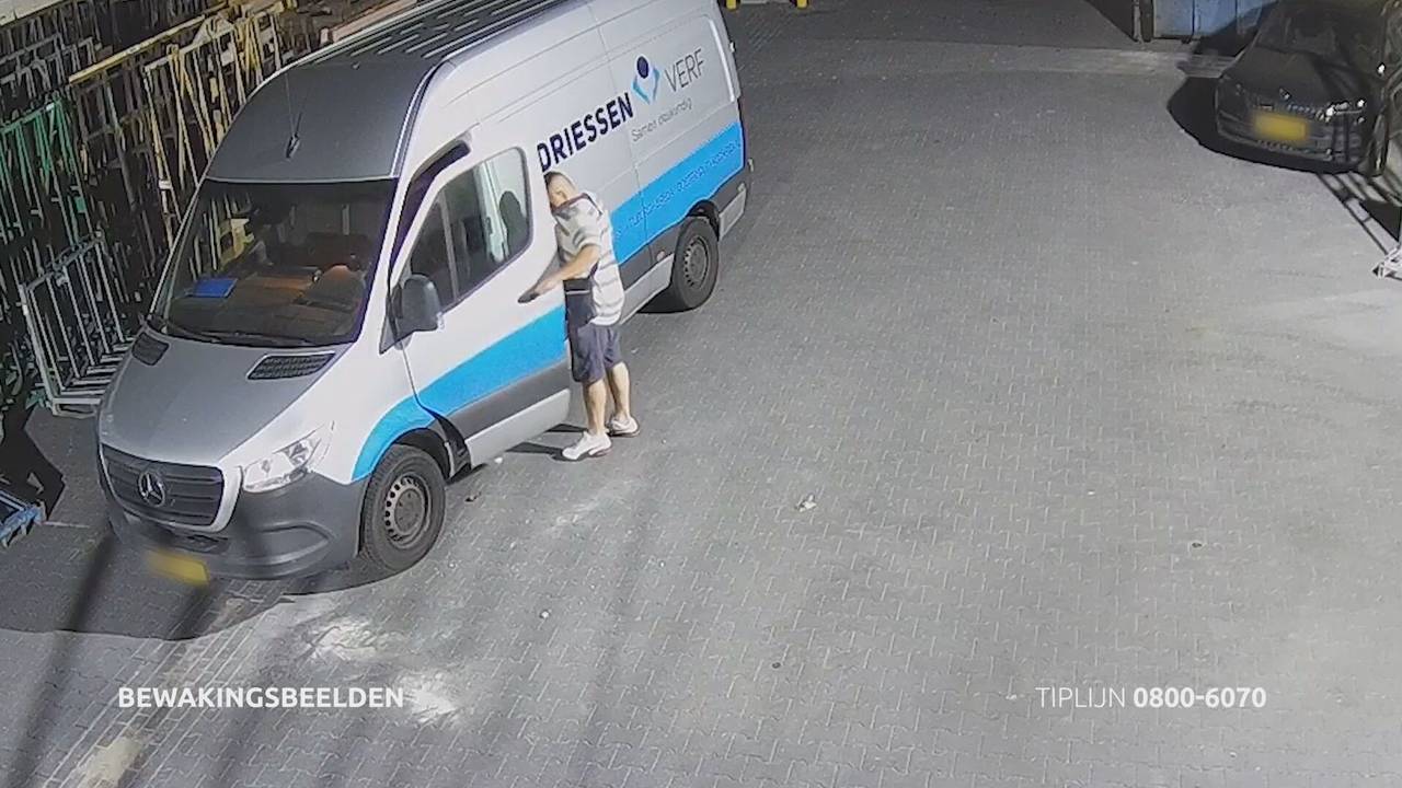 Twee mannen gaan er met een bus vol gereedschap vandoor.