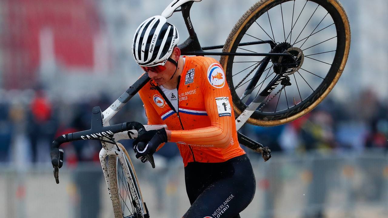 Veldrijder Mathieu van der Poel op het WK eerder dit jaar dat hij won