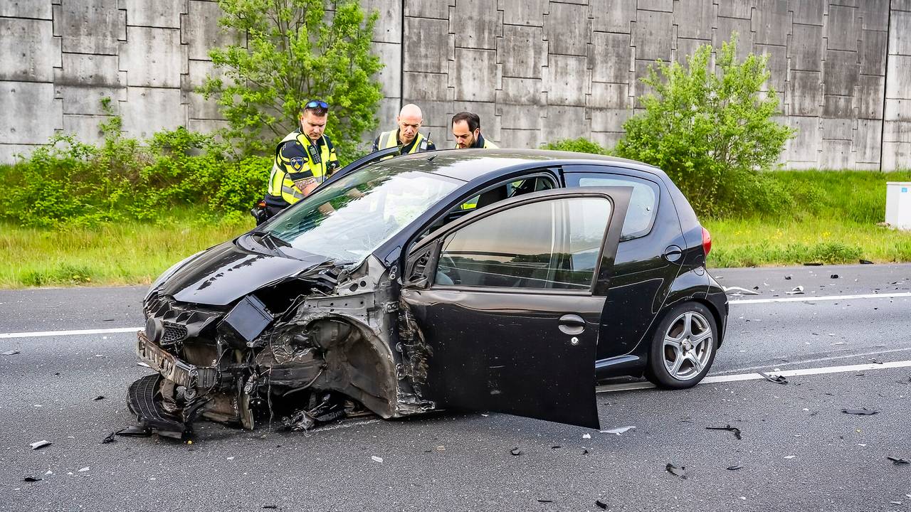 A58 urenlang dicht bij Etten-Leur na botsing autos, man aangehouden.