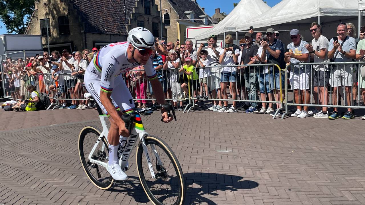 Mathieu van der Poel showt zijn regenboogtrui in Etten-Leur (foto: Raymond Merkx).