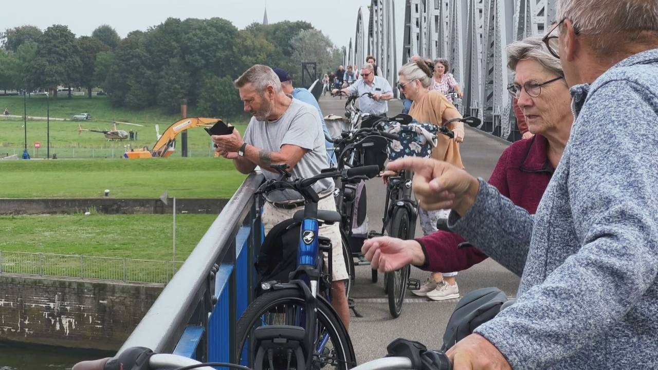 Veel bekijks op de brug in Grave (foto: Omroep Brabant).