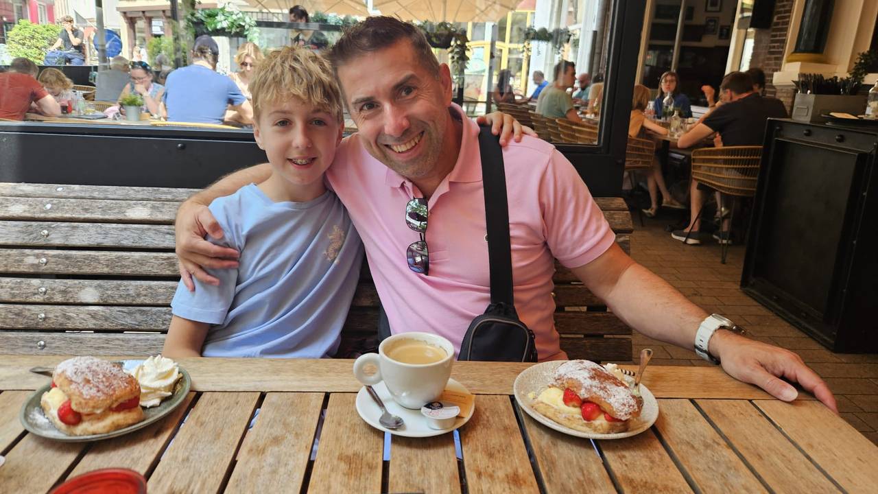Vader en zoon genieten van een gebakje (foto: Facebook Marco Nekeman).
